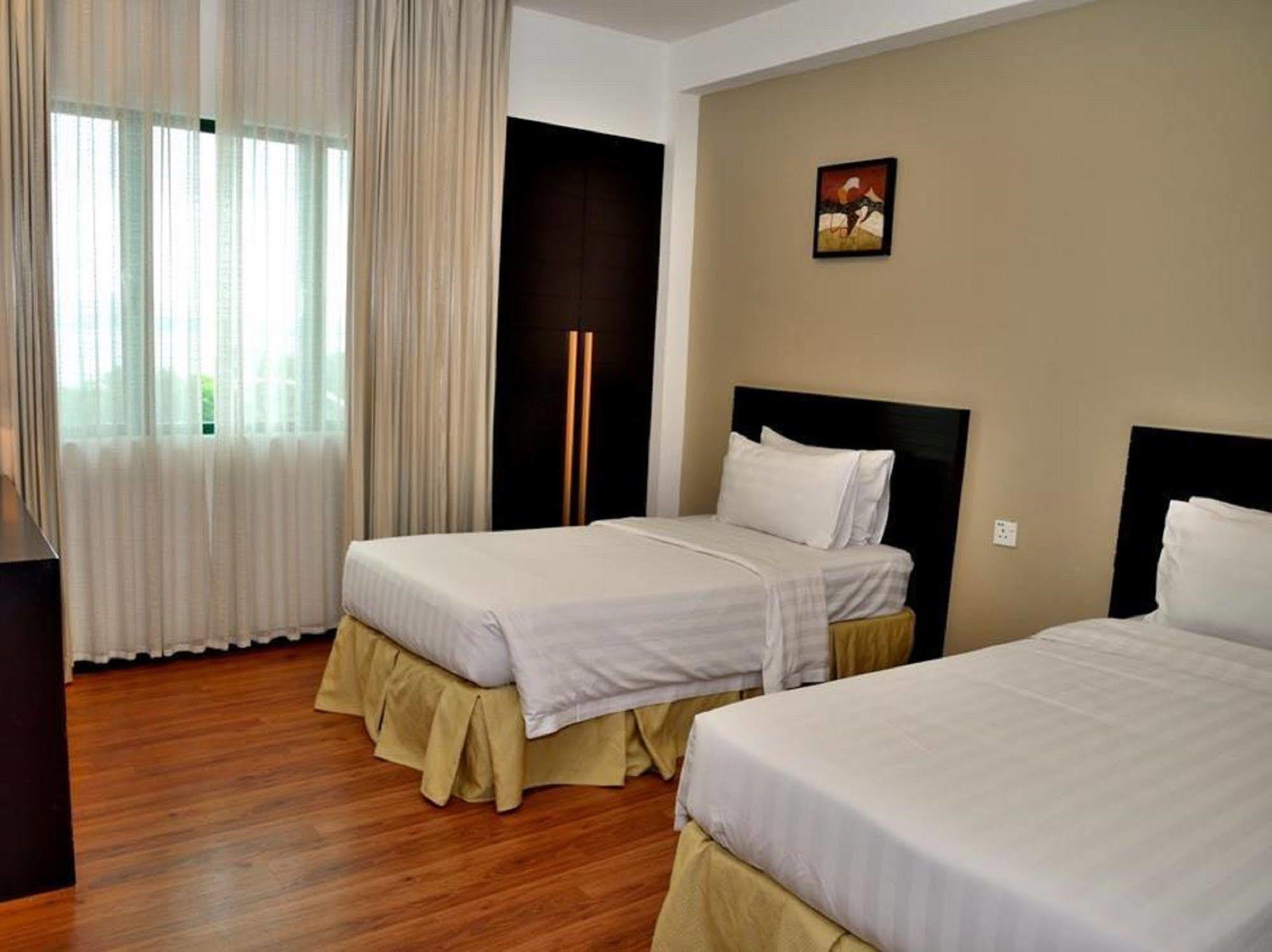 Likas Square Apartment Hotel Kota Kinabalu Ngoại thất bức ảnh